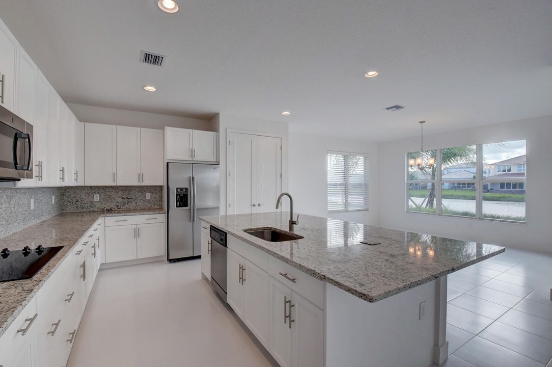 Activo con contrato: $1,325,000 (5 camas, 5 baños, 3706 Pies cuadrados)