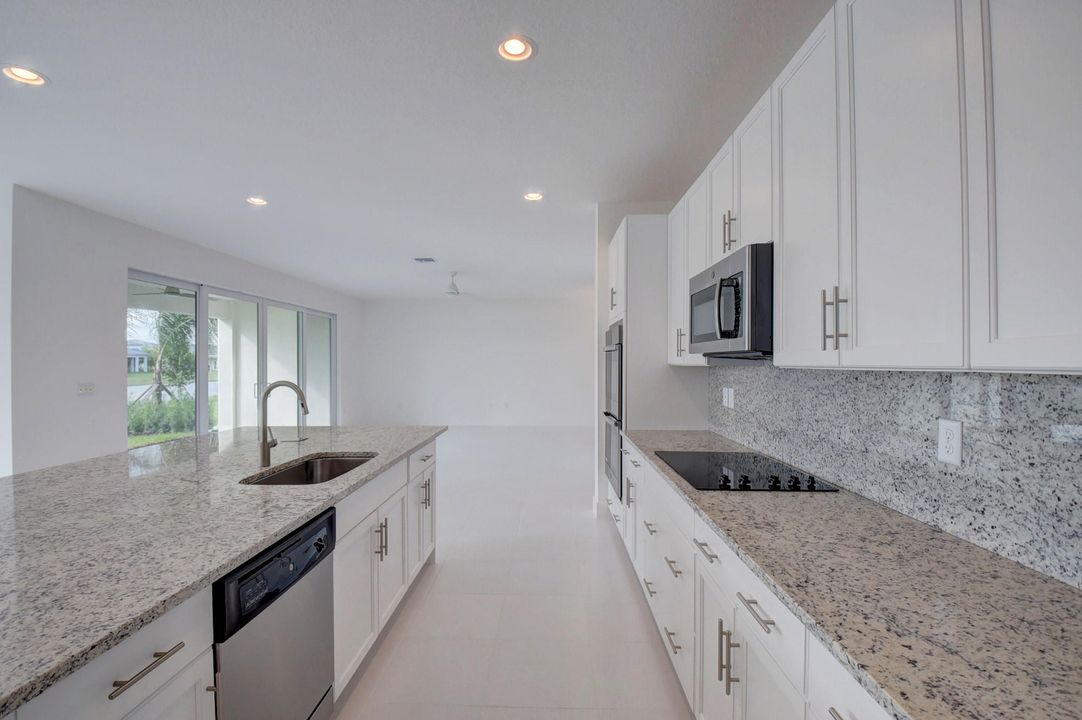 Activo con contrato: $1,325,000 (5 camas, 5 baños, 3706 Pies cuadrados)