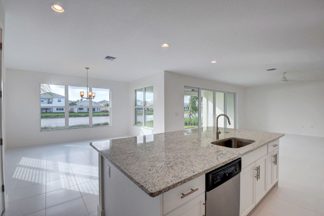 Activo con contrato: $1,325,000 (5 camas, 5 baños, 3706 Pies cuadrados)