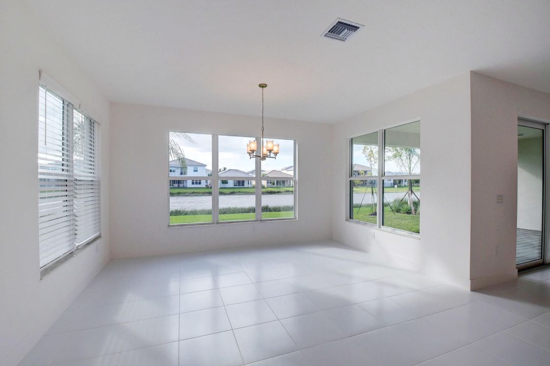 Activo con contrato: $1,325,000 (5 camas, 5 baños, 3706 Pies cuadrados)