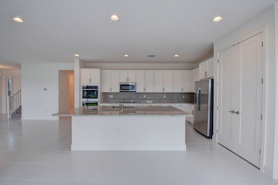 Activo con contrato: $1,325,000 (5 camas, 5 baños, 3706 Pies cuadrados)