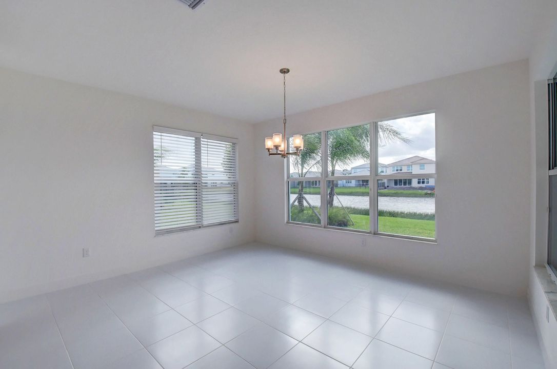 Activo con contrato: $1,325,000 (5 camas, 5 baños, 3706 Pies cuadrados)