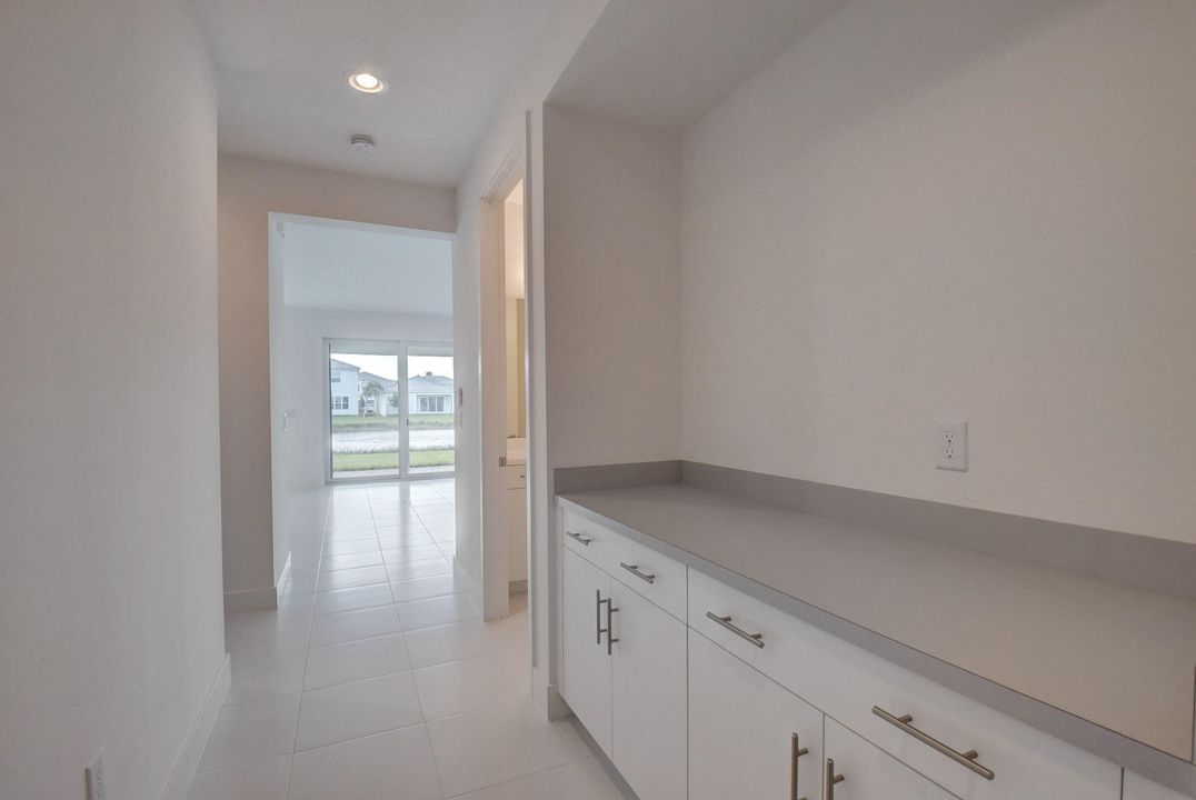 Activo con contrato: $1,325,000 (5 camas, 5 baños, 3706 Pies cuadrados)