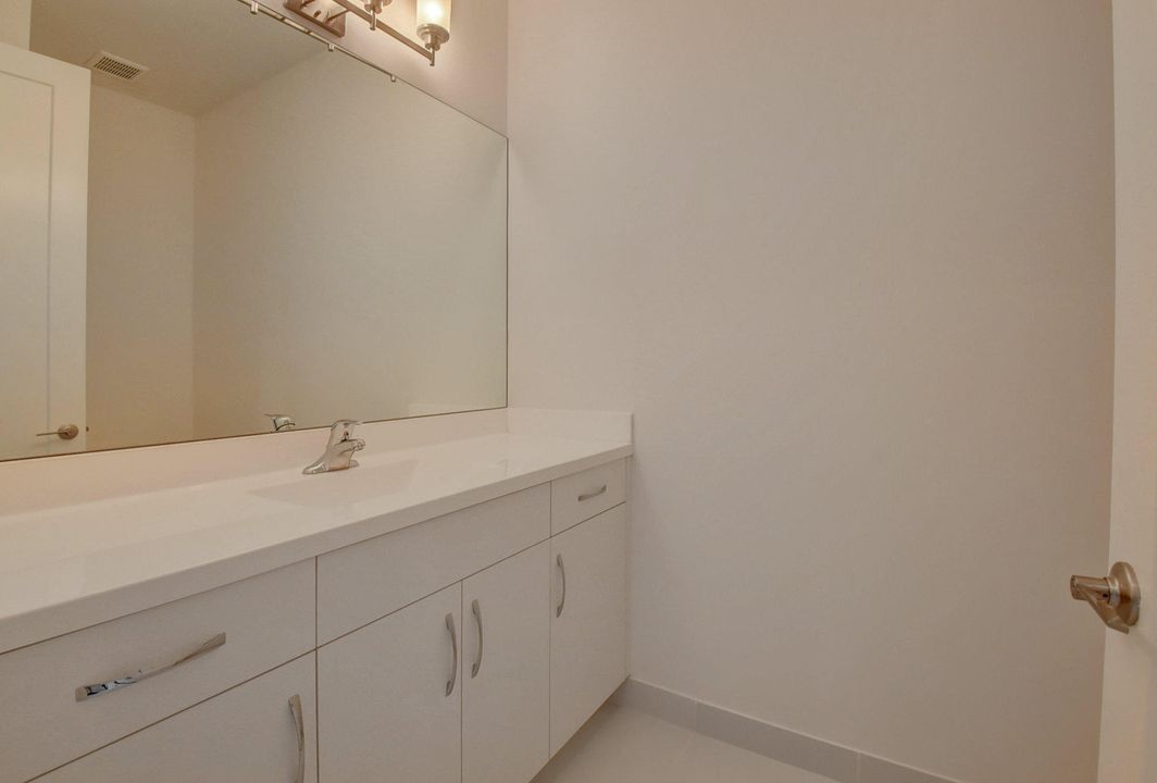 Activo con contrato: $1,325,000 (5 camas, 5 baños, 3706 Pies cuadrados)