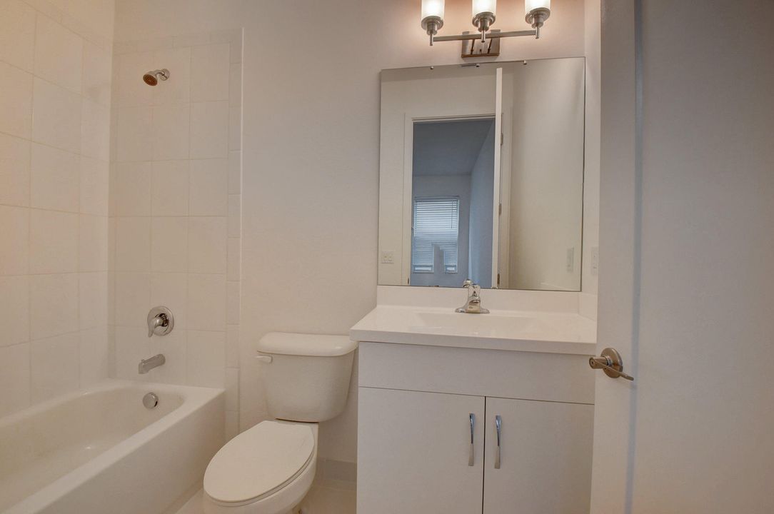 Activo con contrato: $1,325,000 (5 camas, 5 baños, 3706 Pies cuadrados)