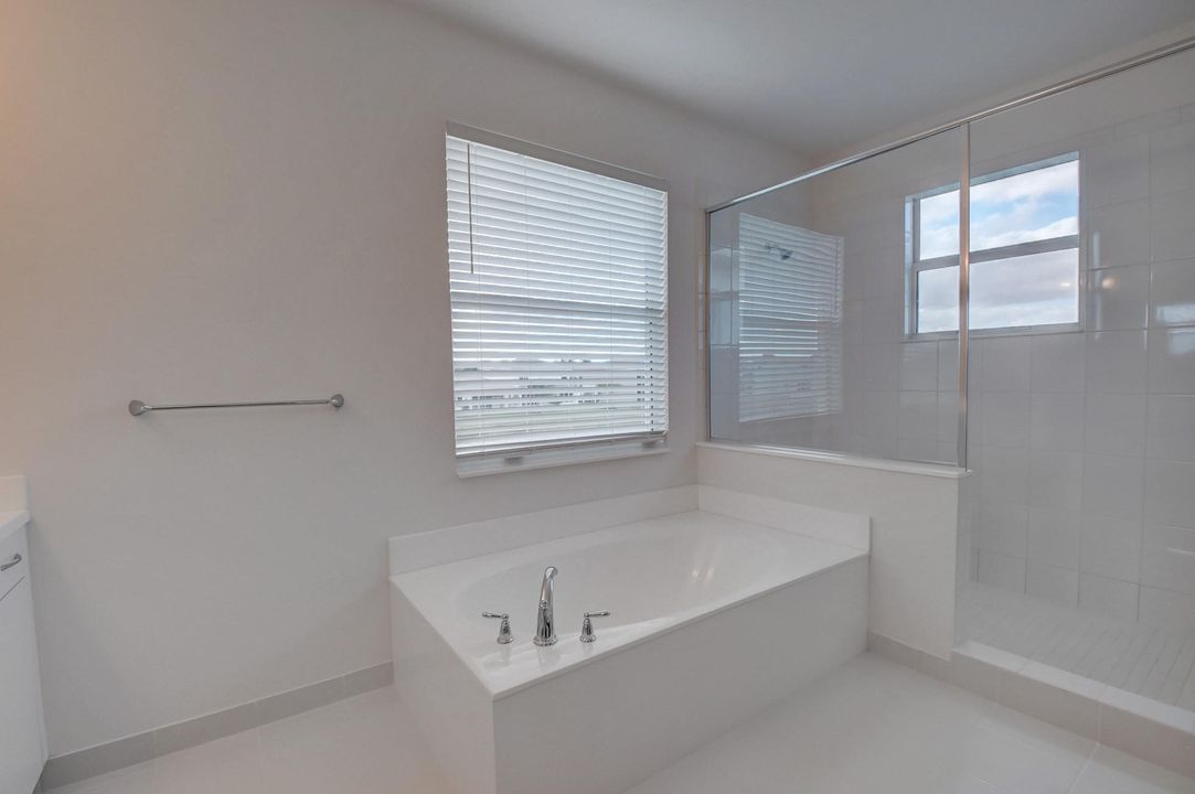 Activo con contrato: $1,325,000 (5 camas, 5 baños, 3706 Pies cuadrados)