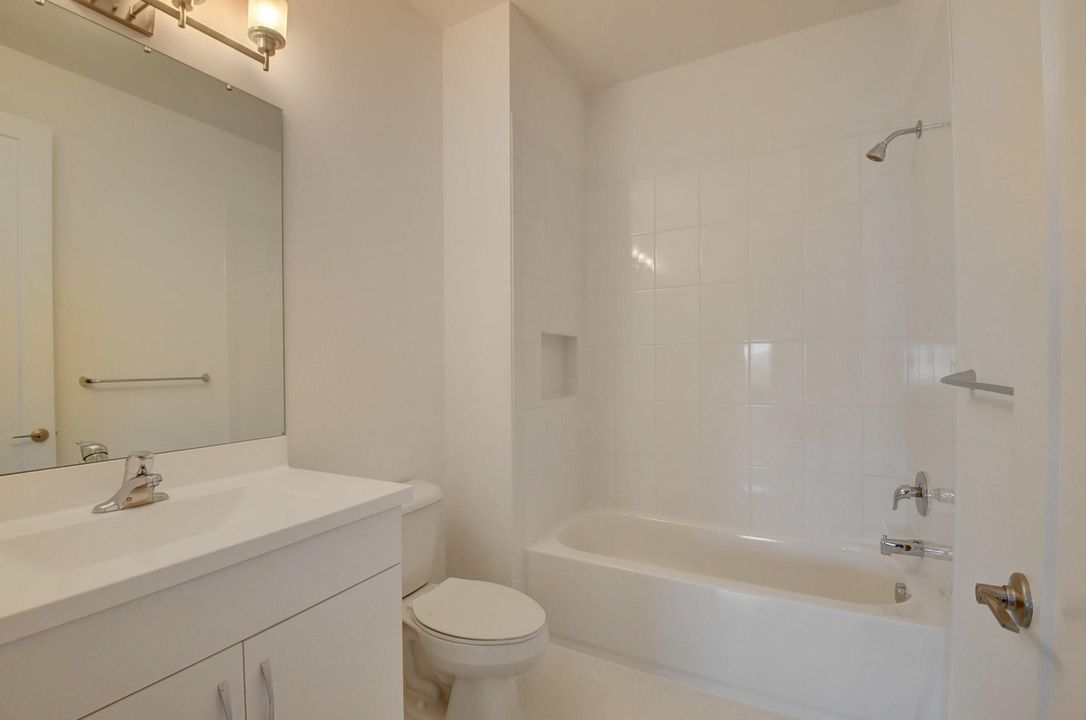 Activo con contrato: $1,325,000 (5 camas, 5 baños, 3706 Pies cuadrados)