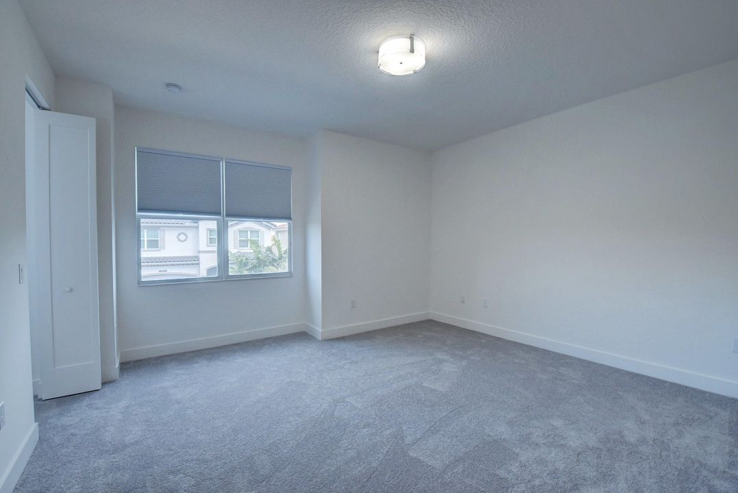 Activo con contrato: $1,325,000 (5 camas, 5 baños, 3706 Pies cuadrados)