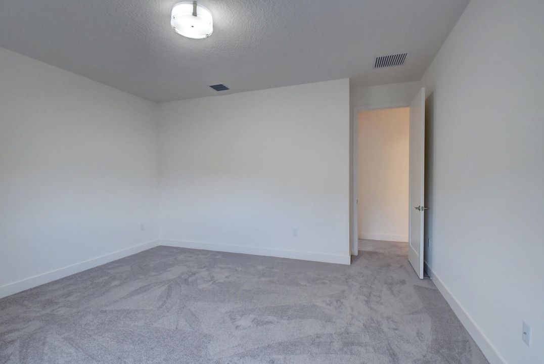 Activo con contrato: $1,325,000 (5 camas, 5 baños, 3706 Pies cuadrados)