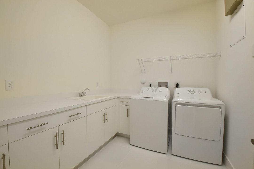 Activo con contrato: $1,325,000 (5 camas, 5 baños, 3706 Pies cuadrados)