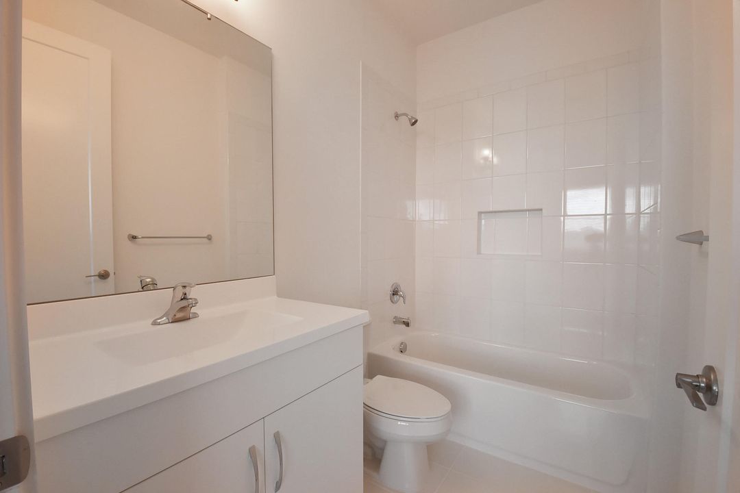 Activo con contrato: $1,325,000 (5 camas, 5 baños, 3706 Pies cuadrados)