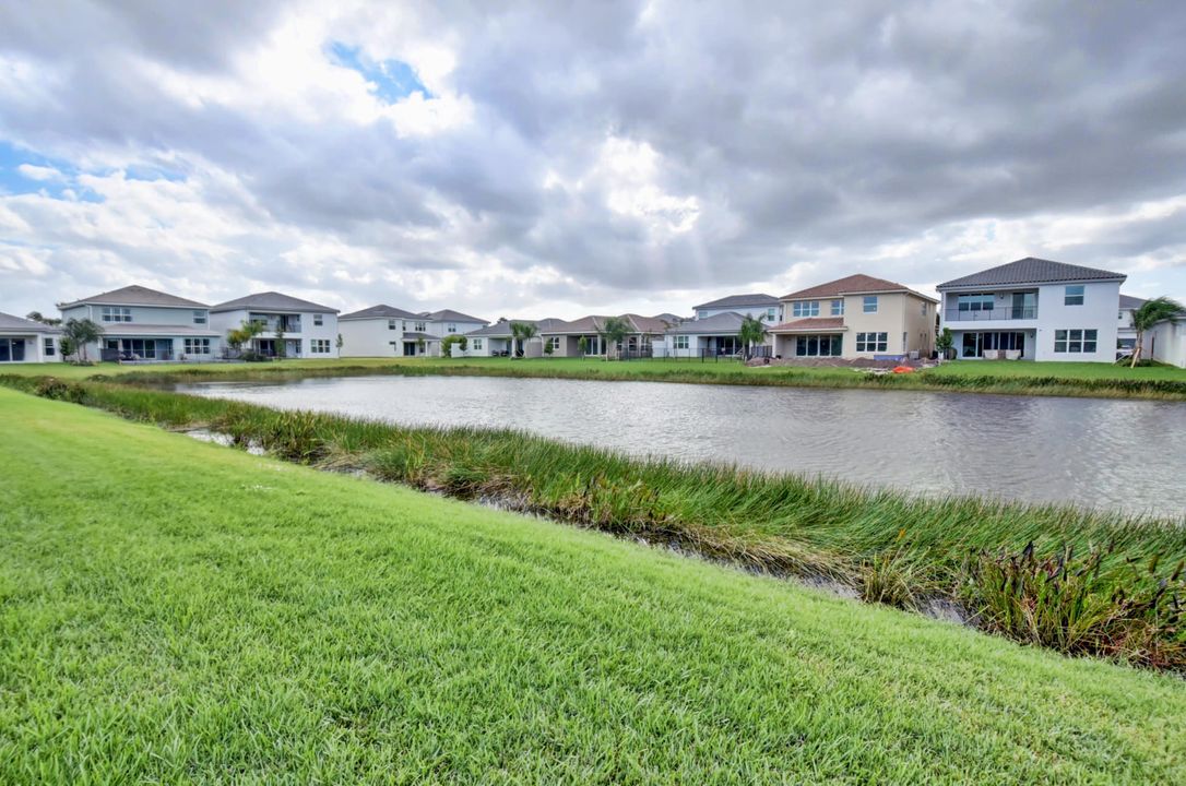 Activo con contrato: $1,325,000 (5 camas, 5 baños, 3706 Pies cuadrados)