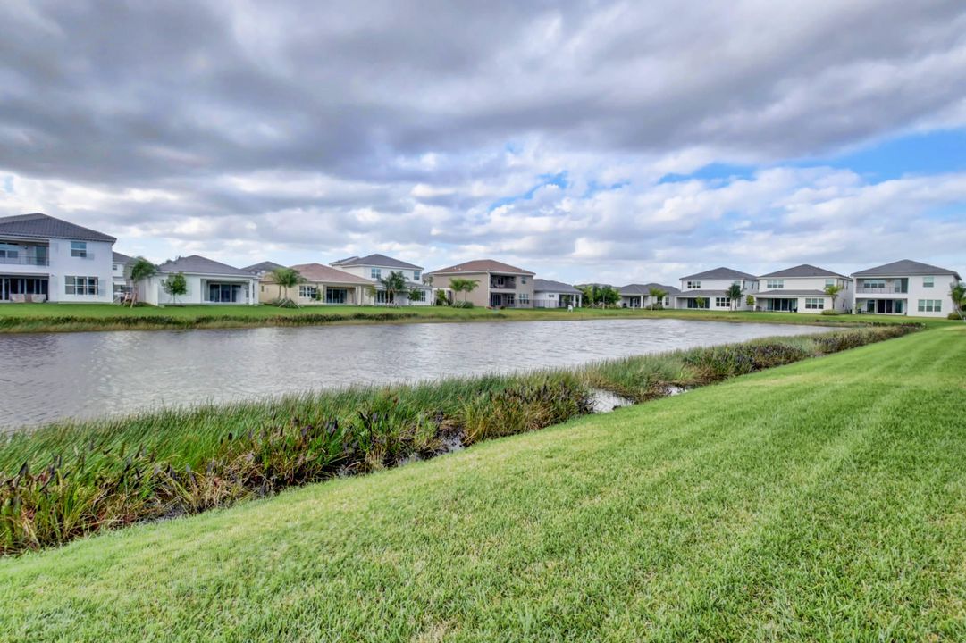 Activo con contrato: $1,325,000 (5 camas, 5 baños, 3706 Pies cuadrados)