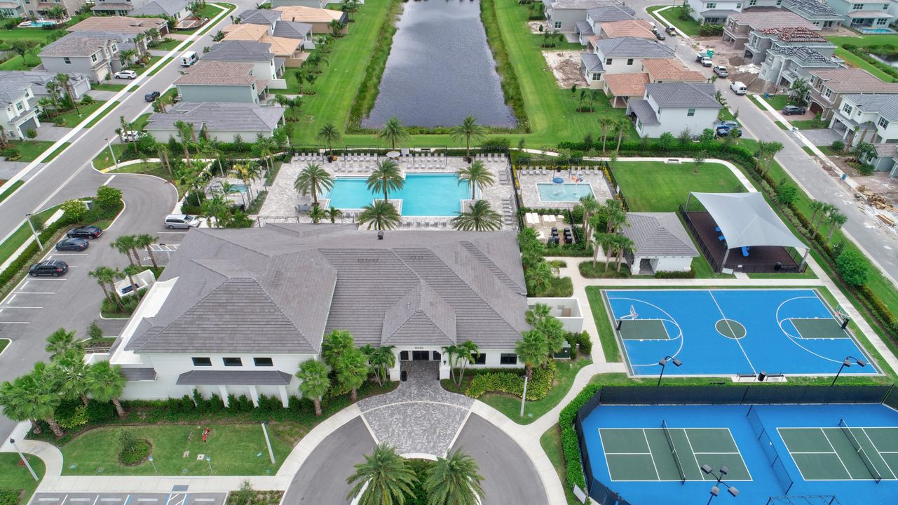 Activo con contrato: $1,325,000 (5 camas, 5 baños, 3706 Pies cuadrados)