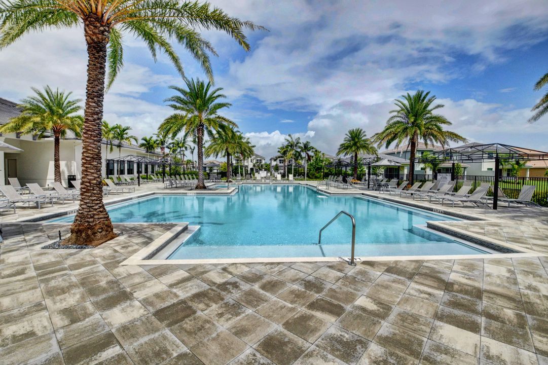 Activo con contrato: $1,325,000 (5 camas, 5 baños, 3706 Pies cuadrados)