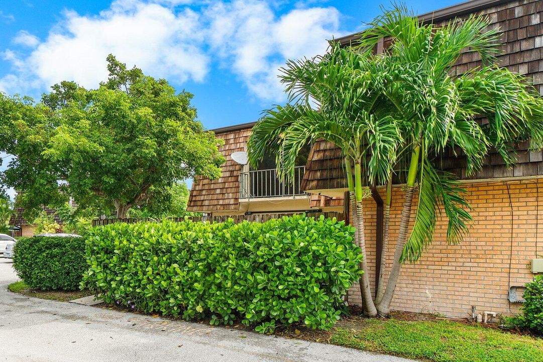 合同活跃: $265,000 (2 贝兹, 2 浴室, 1232 平方英尺)