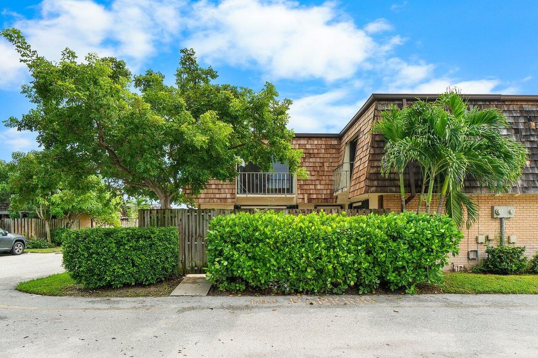 合同活跃: $265,000 (2 贝兹, 2 浴室, 1232 平方英尺)