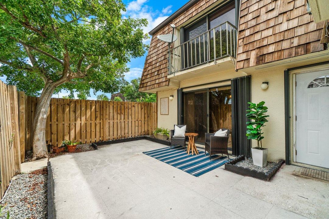 合同活跃: $265,000 (2 贝兹, 2 浴室, 1232 平方英尺)