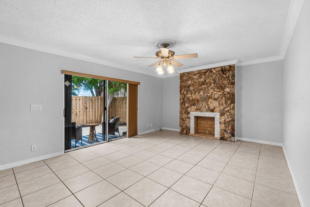 合同活跃: $265,000 (2 贝兹, 2 浴室, 1232 平方英尺)