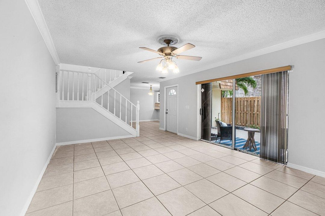 合同活跃: $265,000 (2 贝兹, 2 浴室, 1232 平方英尺)