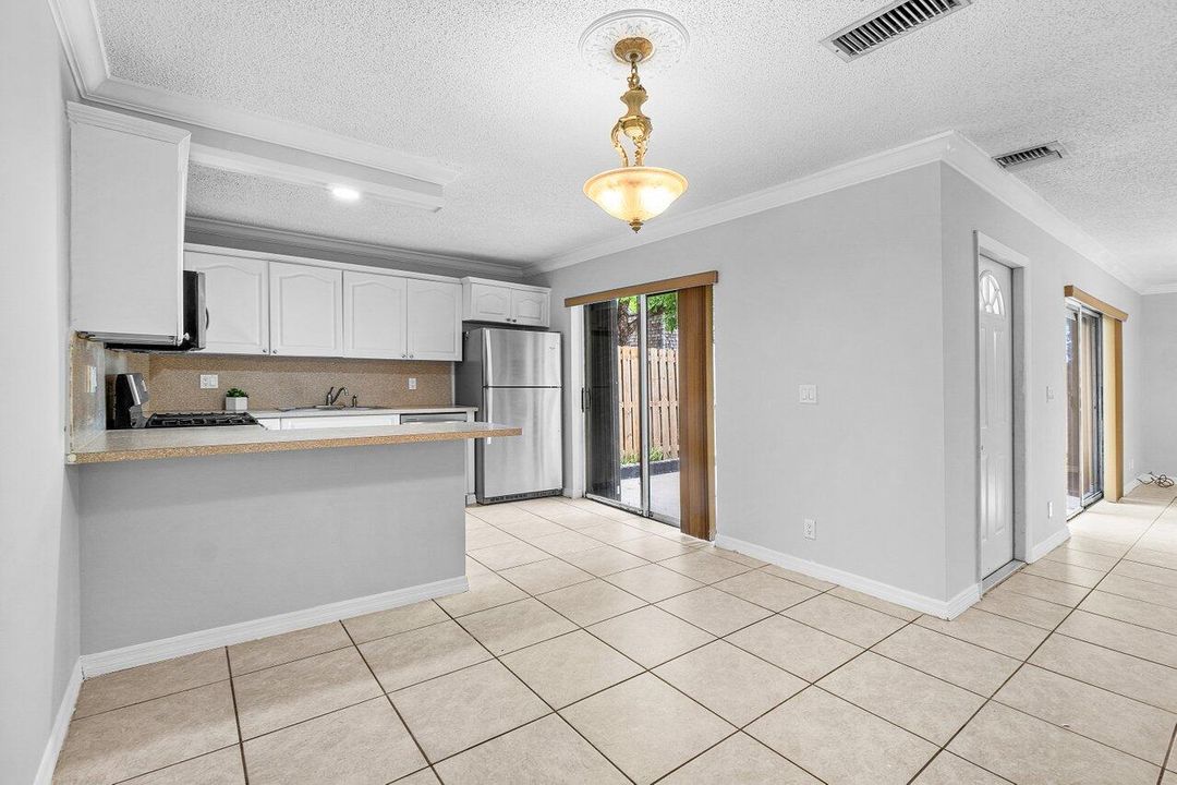 合同活跃: $265,000 (2 贝兹, 2 浴室, 1232 平方英尺)