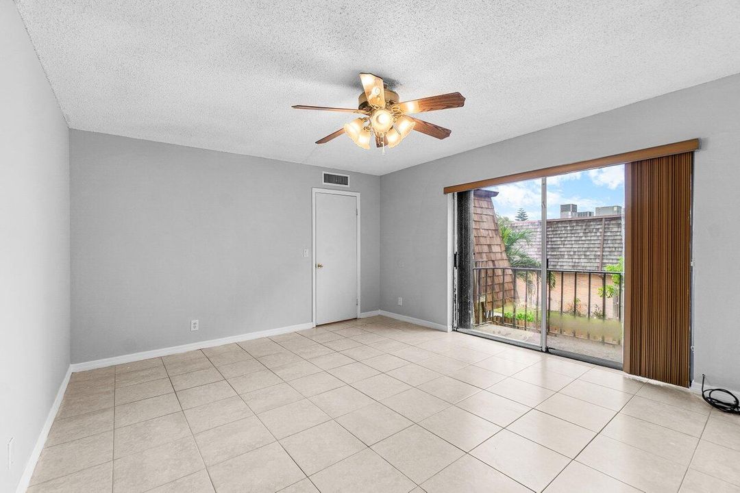 合同活跃: $265,000 (2 贝兹, 2 浴室, 1232 平方英尺)