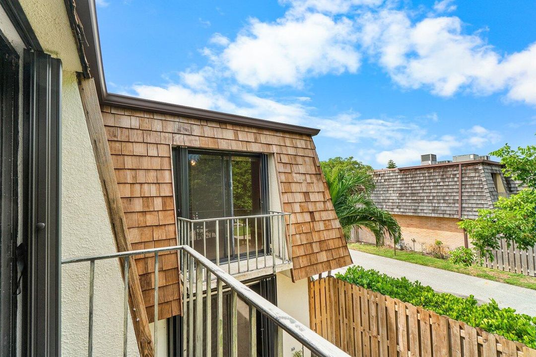 合同活跃: $265,000 (2 贝兹, 2 浴室, 1232 平方英尺)