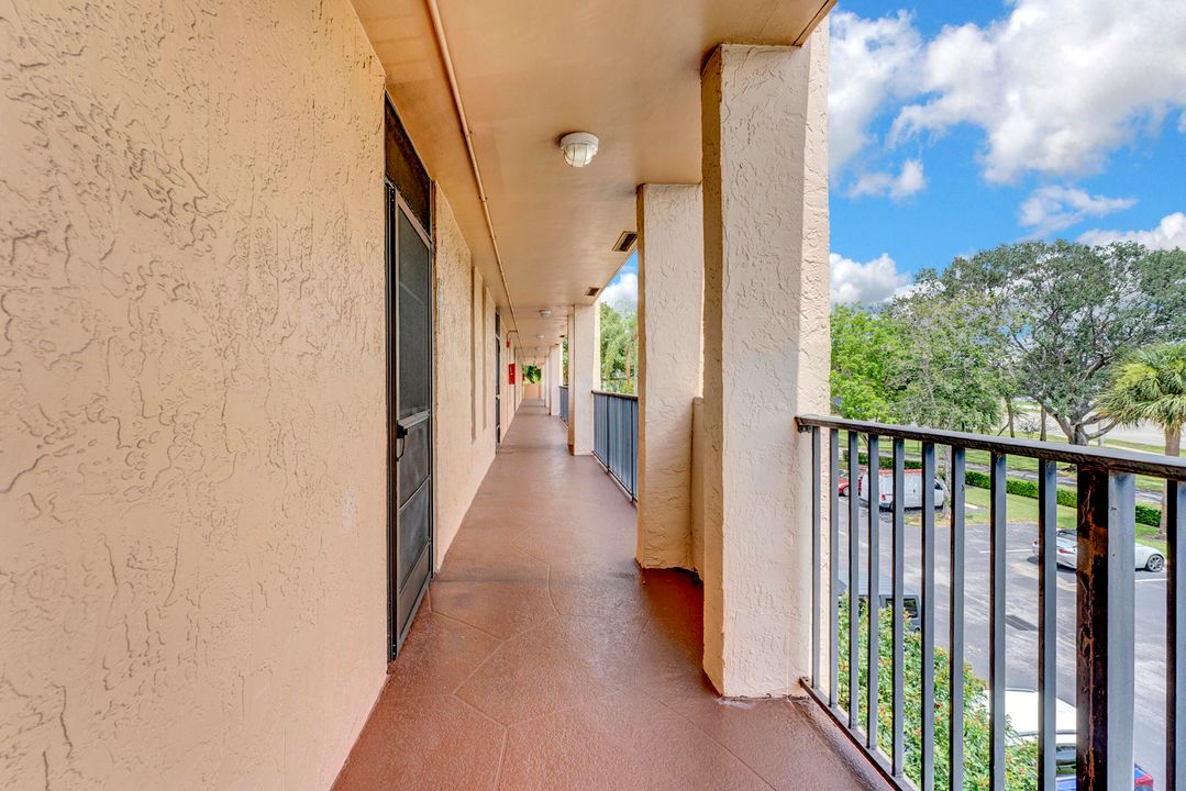 For Sale: $180,000 (2 beds, 2 baths, 1090 Square Feet)