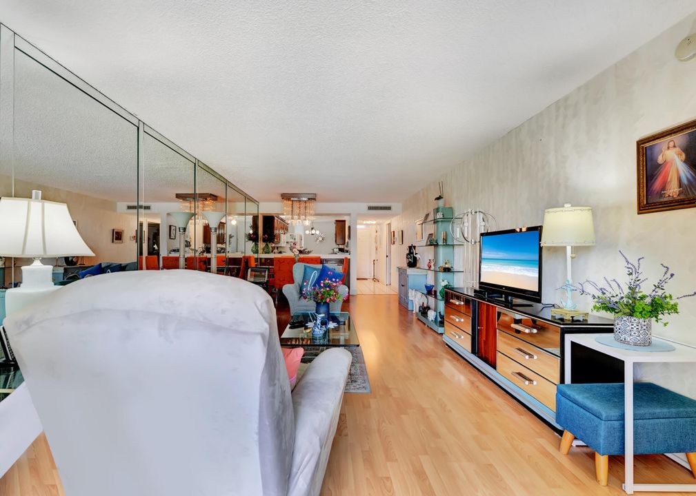 For Sale: $180,000 (2 beds, 2 baths, 1090 Square Feet)