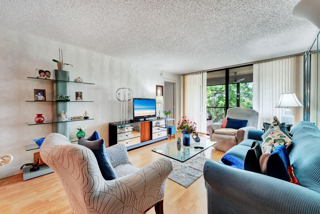 For Sale: $180,000 (2 beds, 2 baths, 1090 Square Feet)