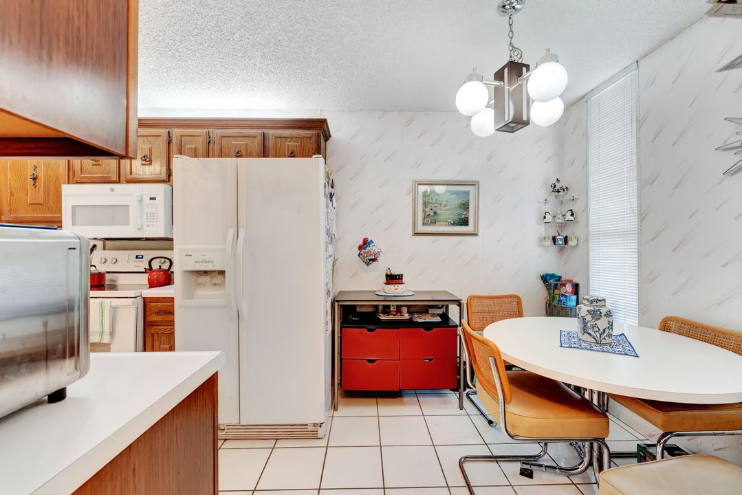 For Sale: $180,000 (2 beds, 2 baths, 1090 Square Feet)