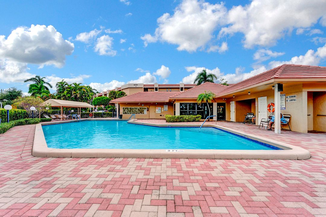 For Sale: $180,000 (2 beds, 2 baths, 1090 Square Feet)