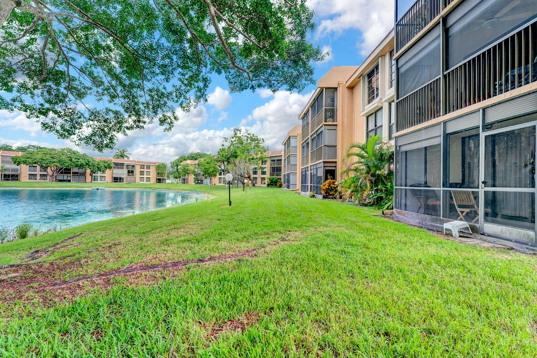 For Sale: $180,000 (2 beds, 2 baths, 1090 Square Feet)