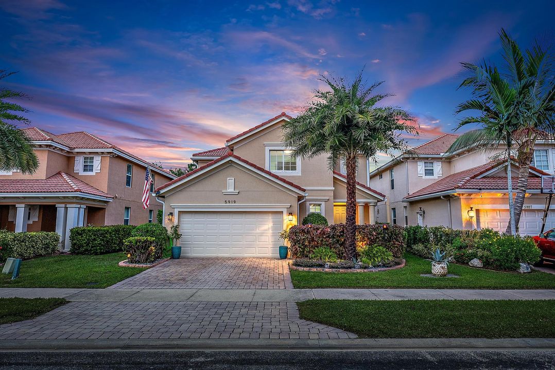 Под контрактом: $679,000 (4 спален, 3 ванн, 2700 Квадратных фут)