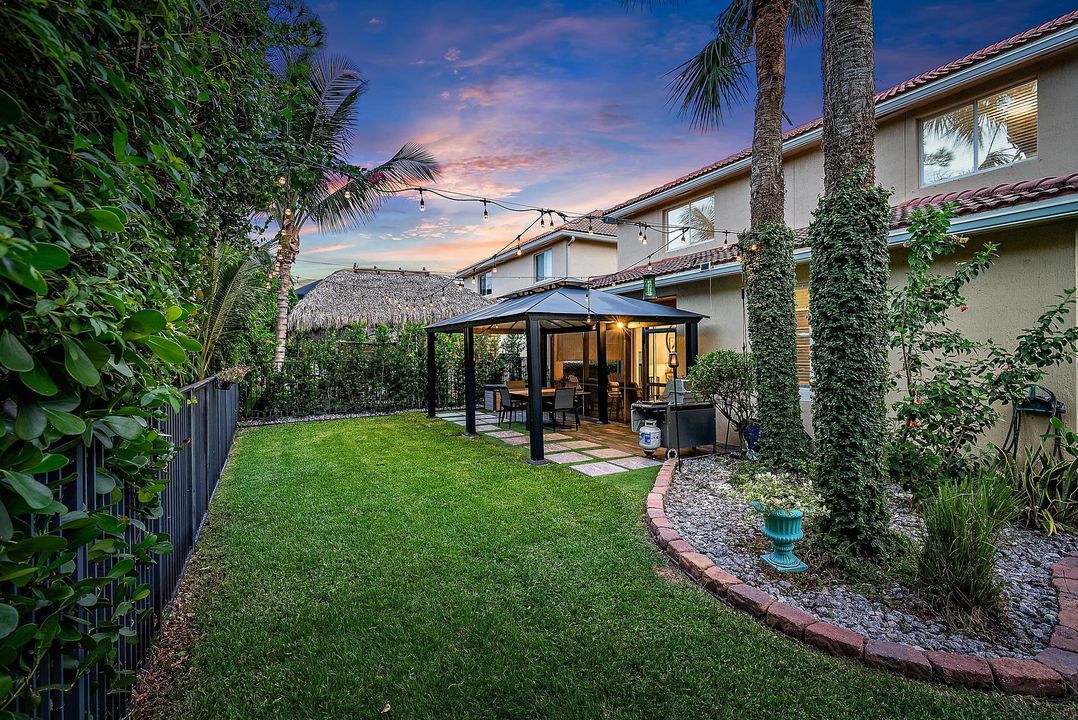 Под контрактом: $679,000 (4 спален, 3 ванн, 2700 Квадратных фут)