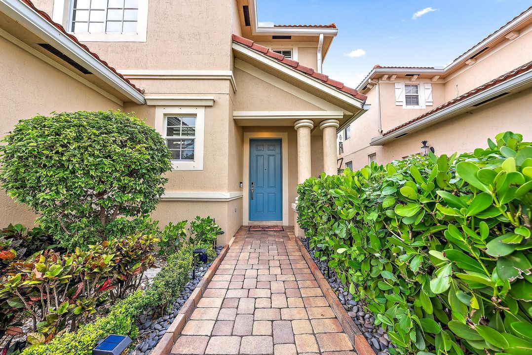 Под контрактом: $679,000 (4 спален, 3 ванн, 2700 Квадратных фут)