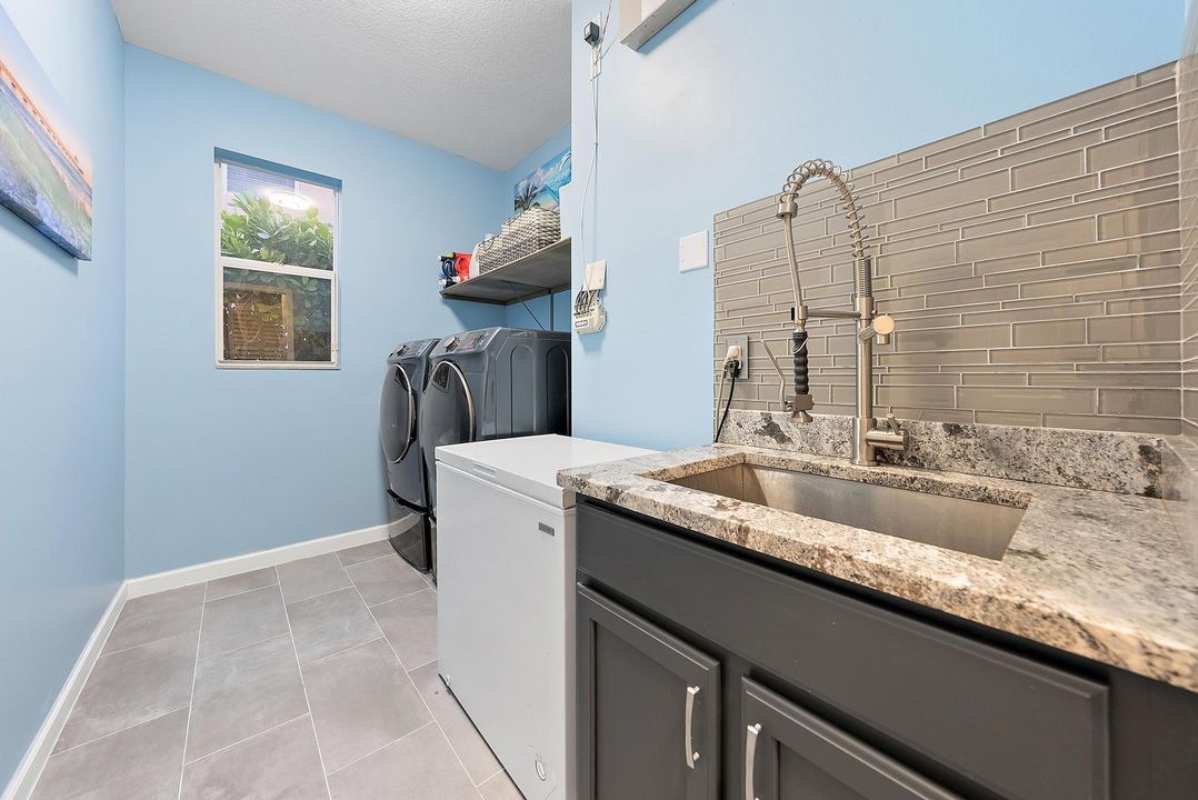 Под контрактом: $679,000 (4 спален, 3 ванн, 2700 Квадратных фут)