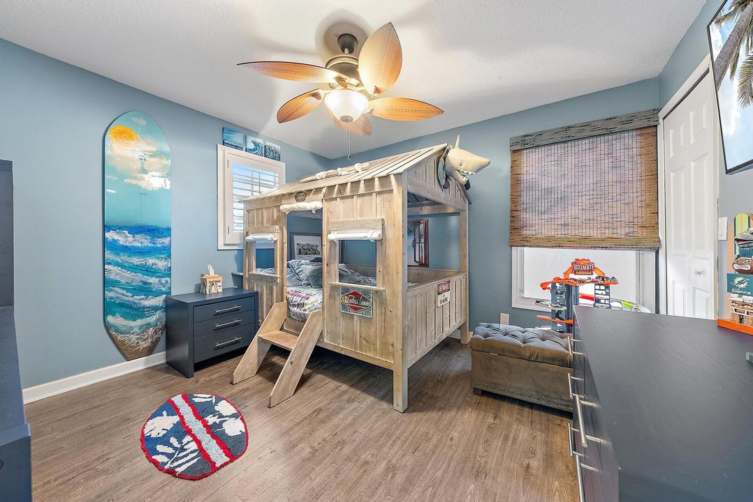 Под контрактом: $679,000 (4 спален, 3 ванн, 2700 Квадратных фут)