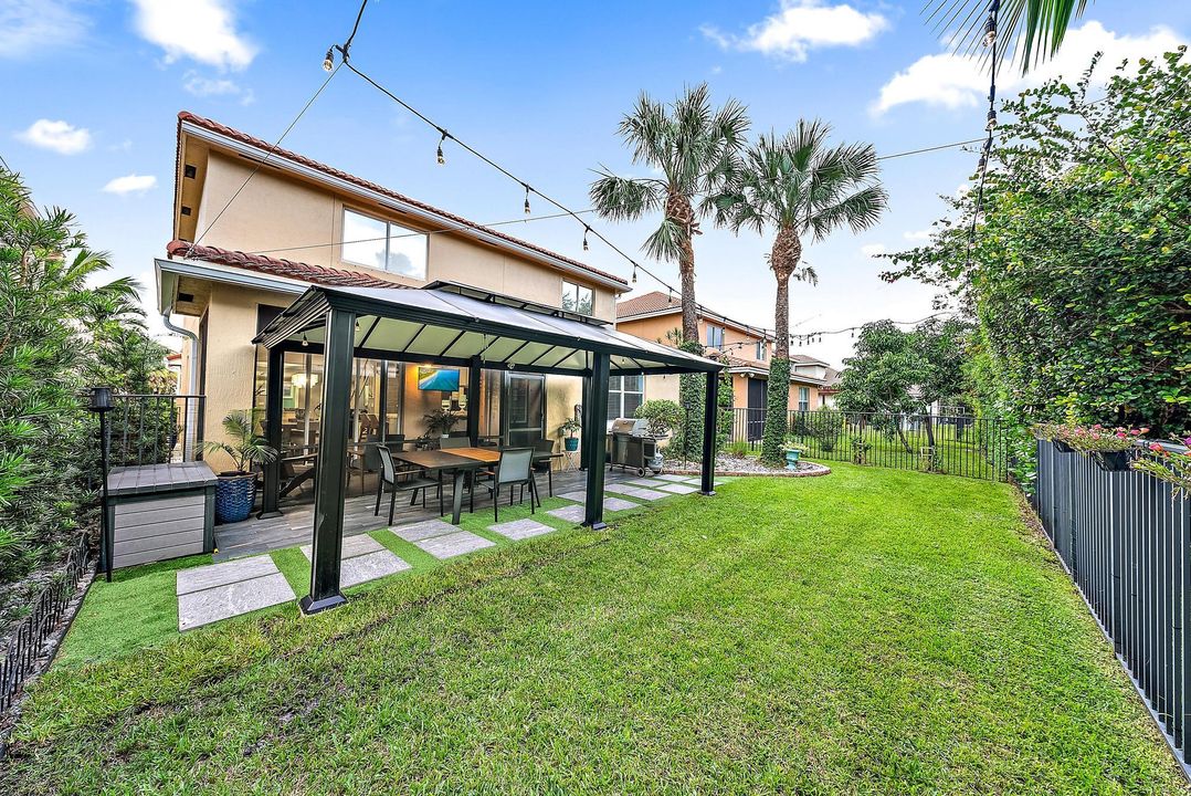 Под контрактом: $679,000 (4 спален, 3 ванн, 2700 Квадратных фут)