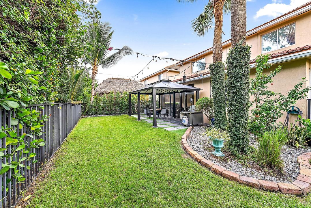 Под контрактом: $679,000 (4 спален, 3 ванн, 2700 Квадратных фут)