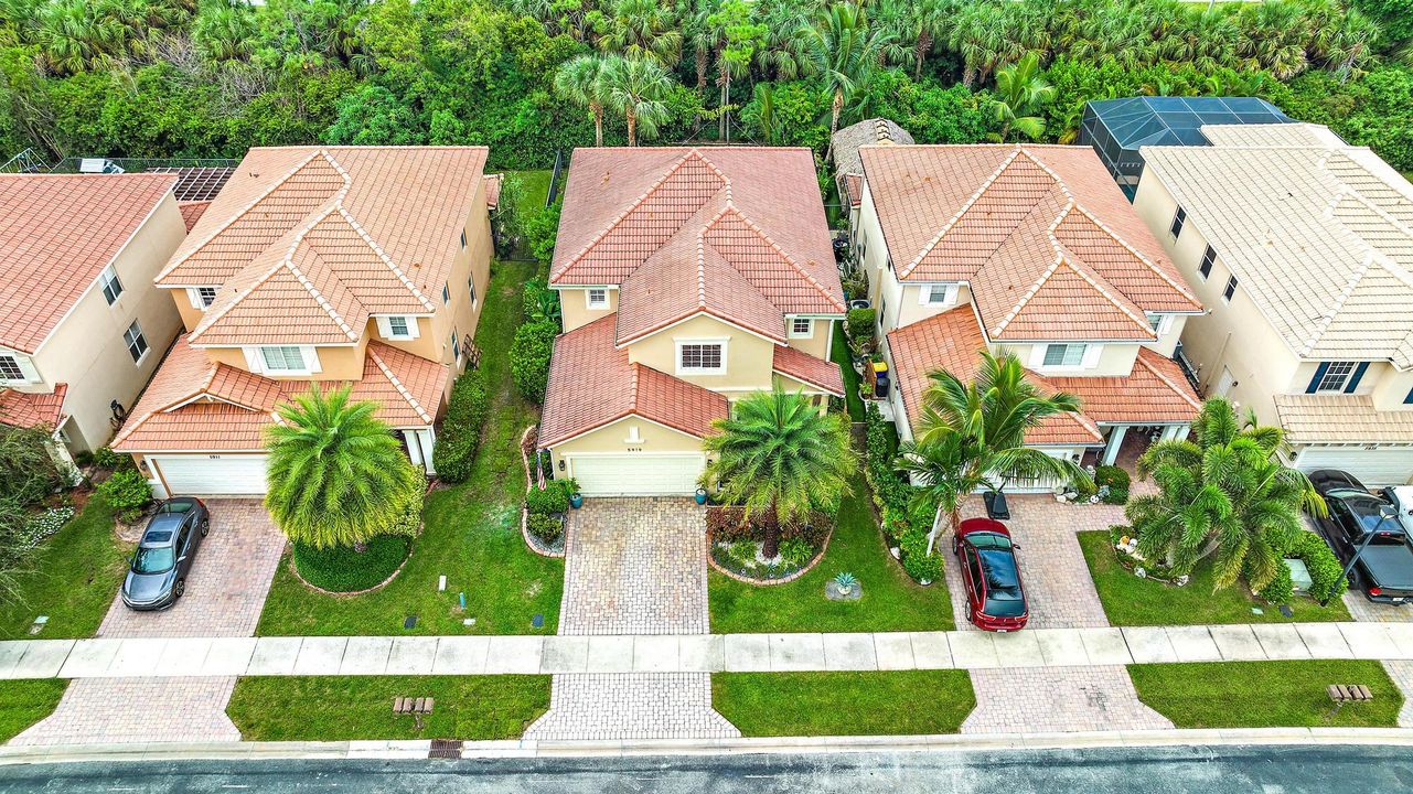 Под контрактом: $679,000 (4 спален, 3 ванн, 2700 Квадратных фут)