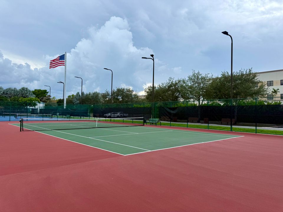 For Sale: $180,000 (2 beds, 2 baths, 1090 Square Feet)