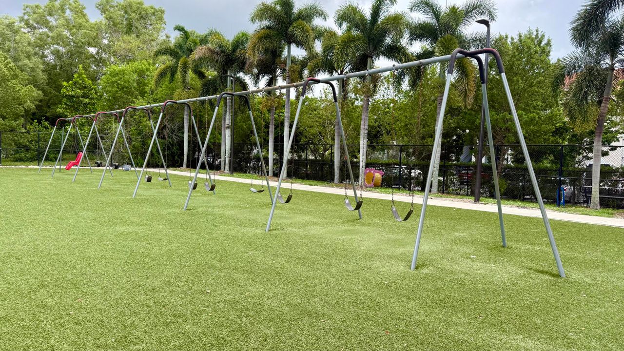 For Sale: $180,000 (2 beds, 2 baths, 1090 Square Feet)