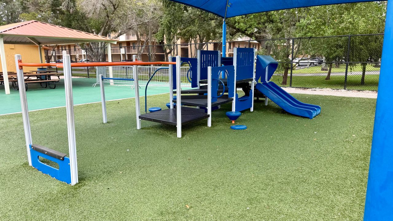 For Sale: $180,000 (2 beds, 2 baths, 1090 Square Feet)