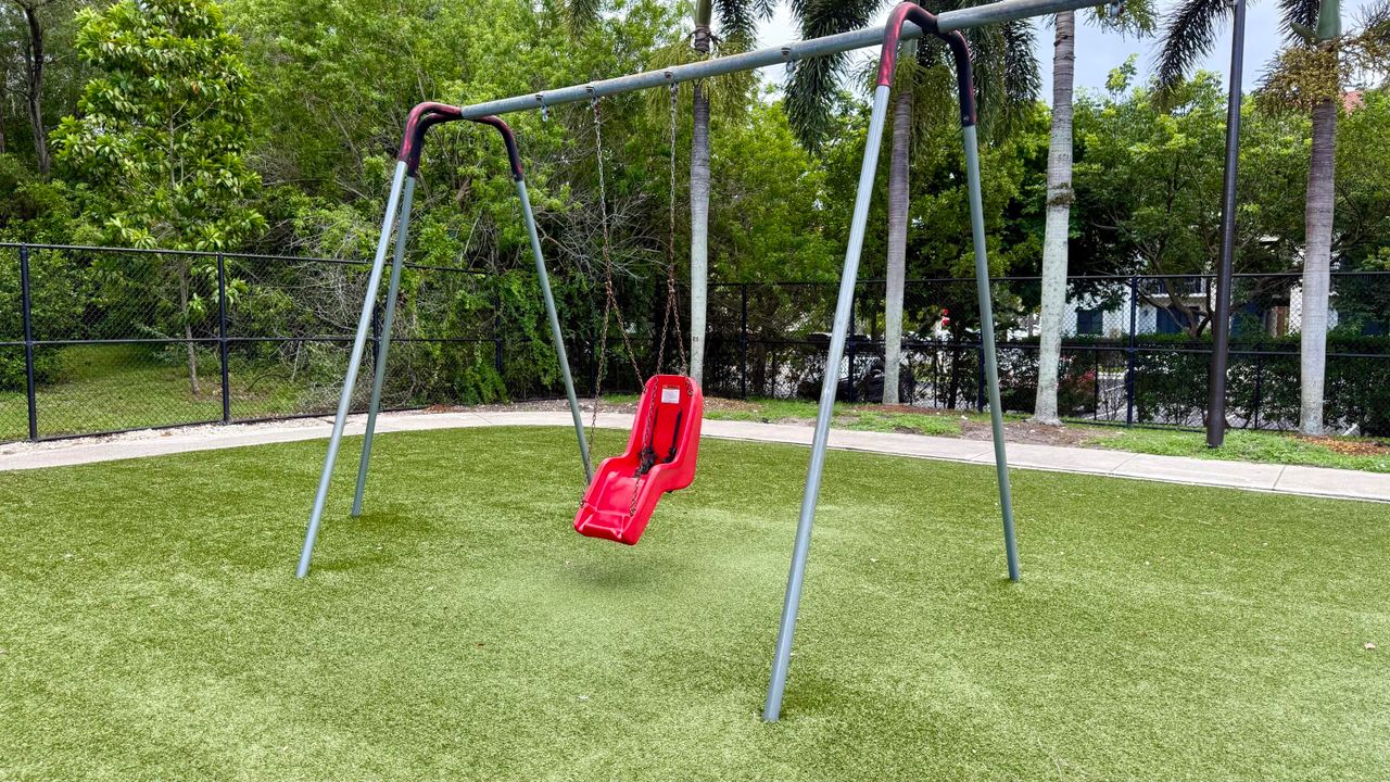 For Sale: $180,000 (2 beds, 2 baths, 1090 Square Feet)