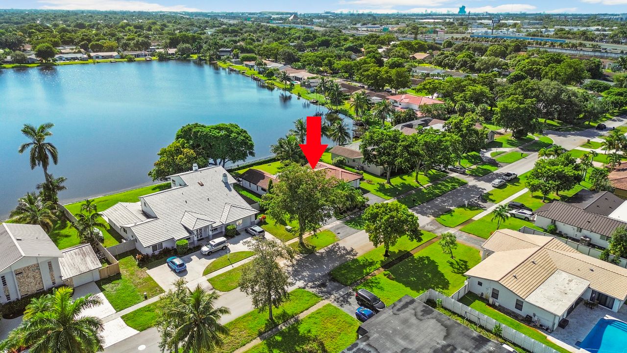 合同活跃: $950,000 (5 贝兹, 3 浴室, 2310 平方英尺)