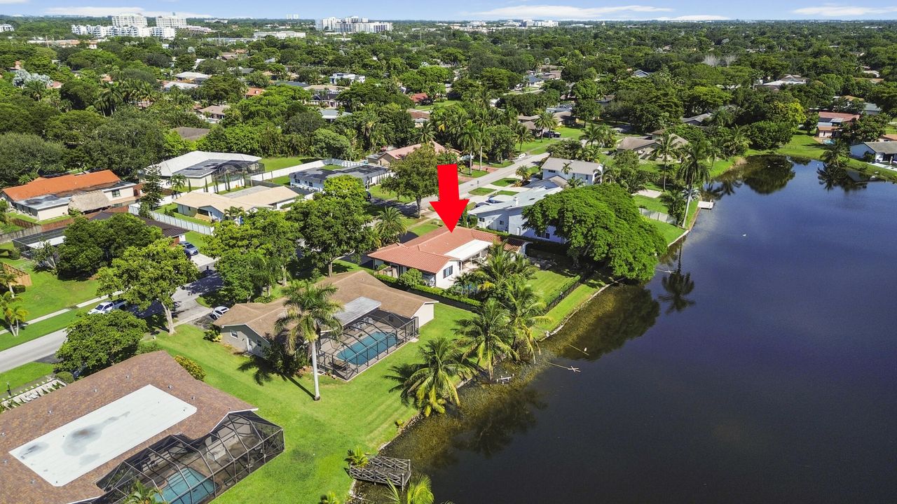 合同活跃: $950,000 (5 贝兹, 3 浴室, 2310 平方英尺)