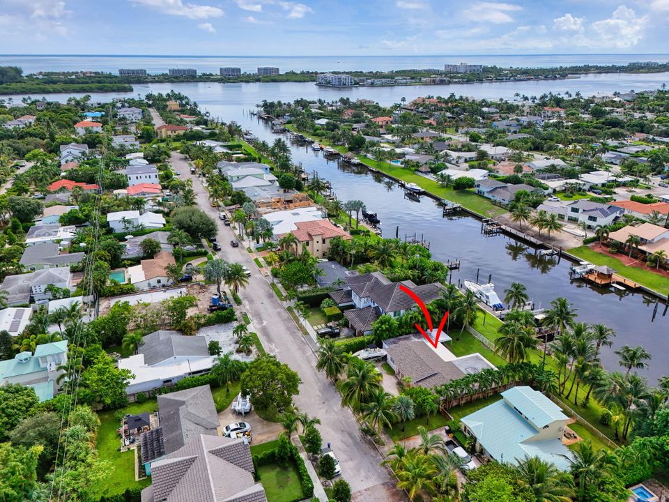 合同活跃: $3,725,000 (2 贝兹, 2 浴室, 1878 平方英尺)