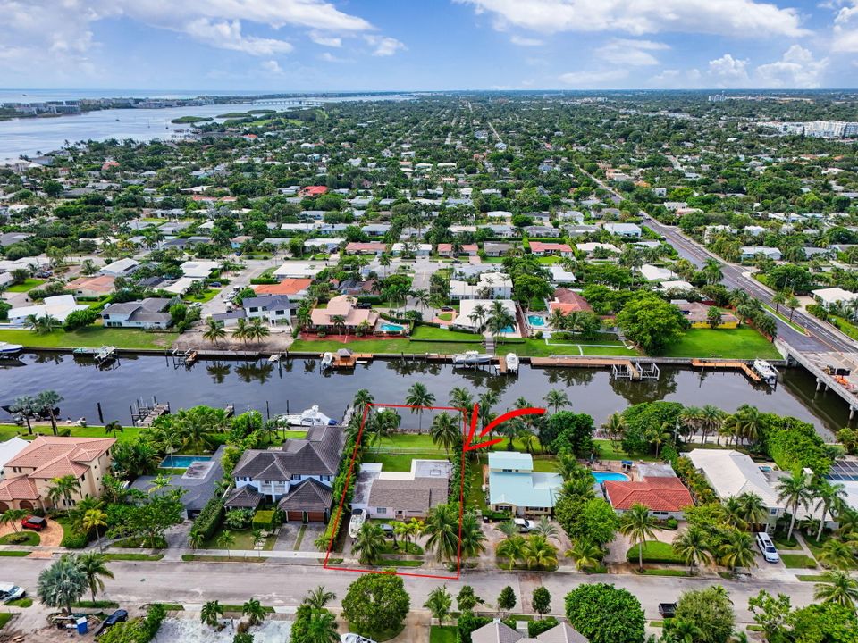 合同活跃: $3,725,000 (2 贝兹, 2 浴室, 1878 平方英尺)