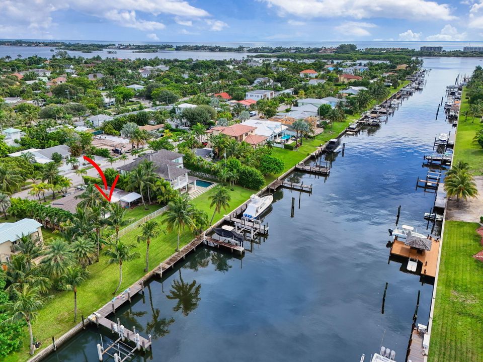 合同活跃: $3,725,000 (2 贝兹, 2 浴室, 1878 平方英尺)